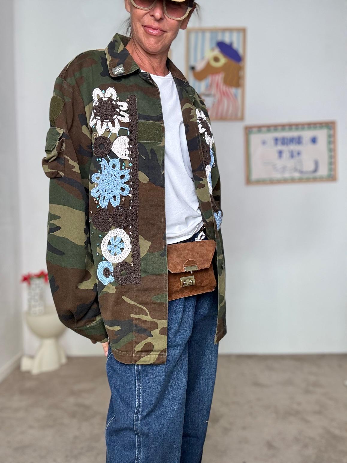 SUSY MIX - Giacca Camouflage Unisex con Ricami Floreali a Contrasto JSUSY64/ VERDE SUSY MIX 