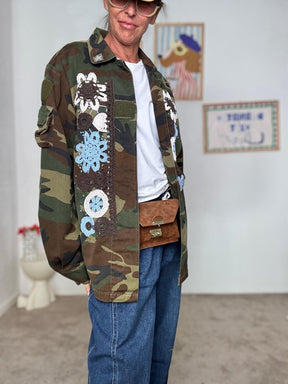 SUSY MIX - Giacca Camouflage Unisex con Ricami Floreali a Contrasto JSUSY64/ VERDE SUSY MIX 