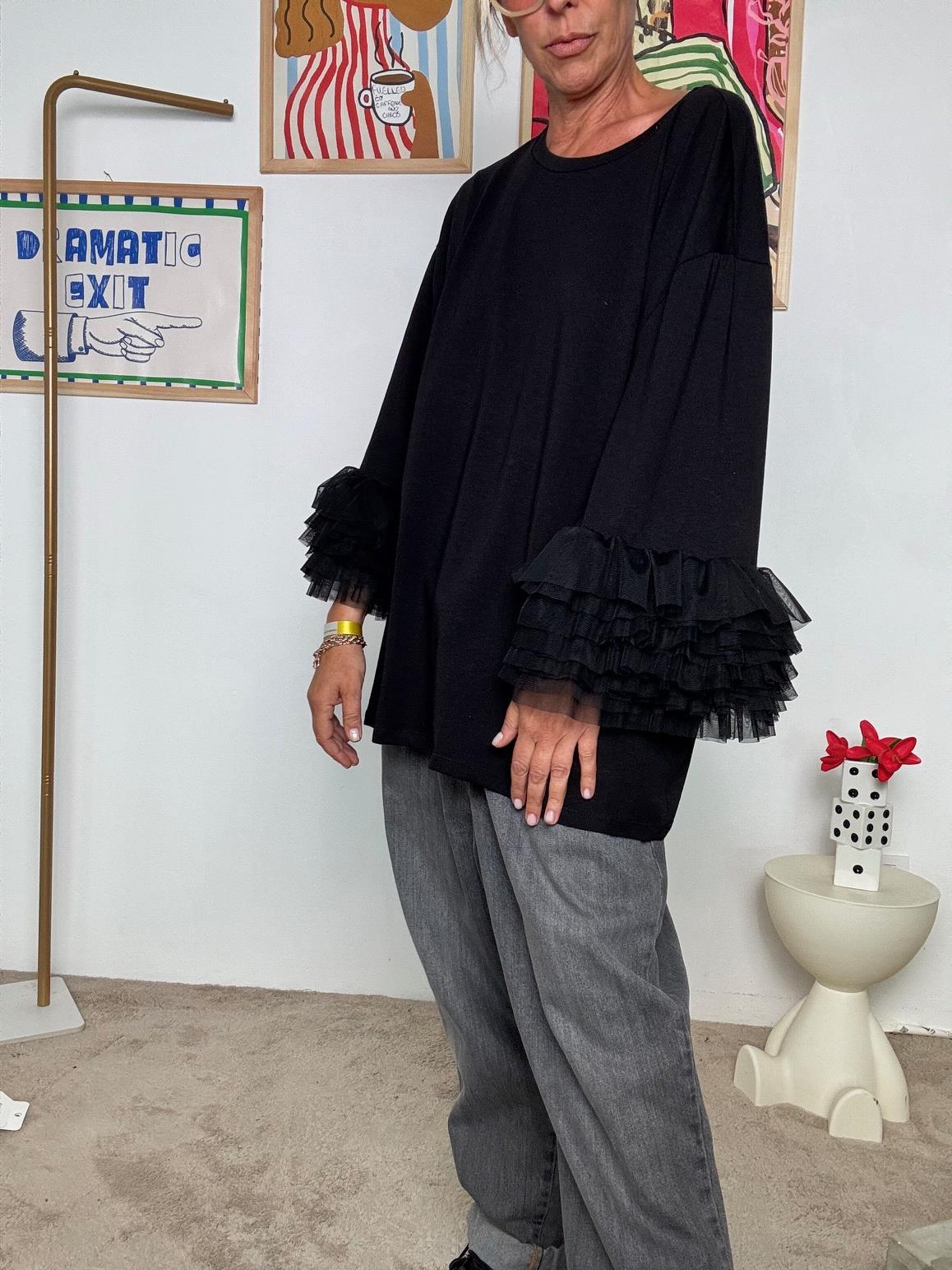 SUSY STAR - T-shirt nera oversize con maniche a balze in tulle  La basic che non è basic! STS7273/ NERO SUSY STAR 