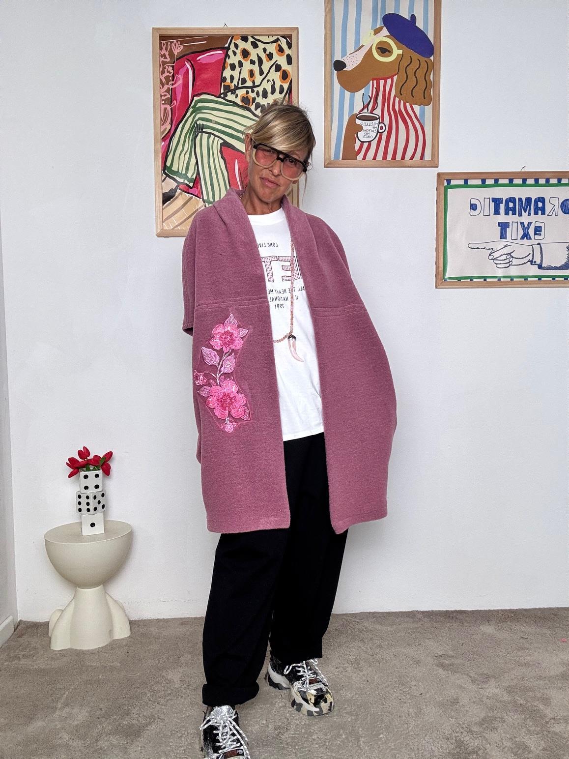 DEJA VU - Gilet lungo rosa con ricamo floreale  Stile cozy e dettagli unici rosa A25RH801/ ROSA ANTICO DEJA VU 