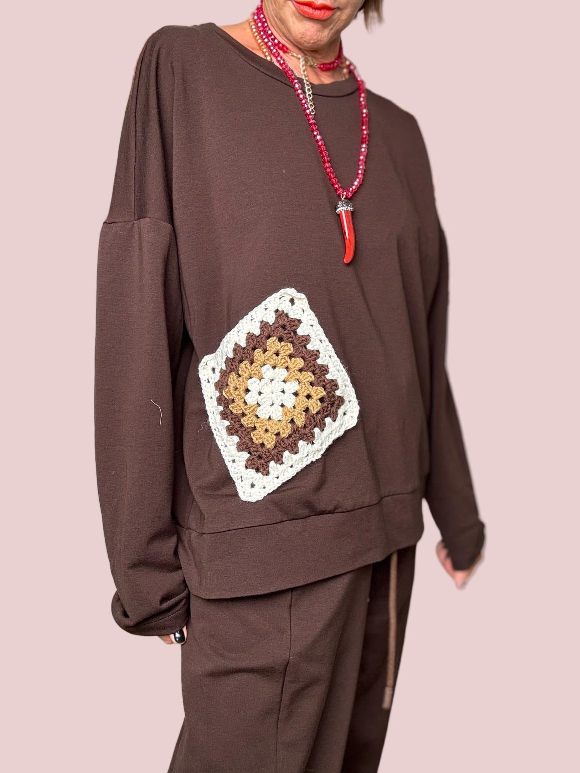 DEJA VU - Felpa over con tasca crochet  Comoda, creativa e super cool moro<BR/> A25RU414/ MORO DEJA VU 