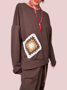 DEJA VU - Felpa over con tasca crochet  Comoda, creativa e super cool moro<BR/> A25RU414/ MORO DEJA VU 