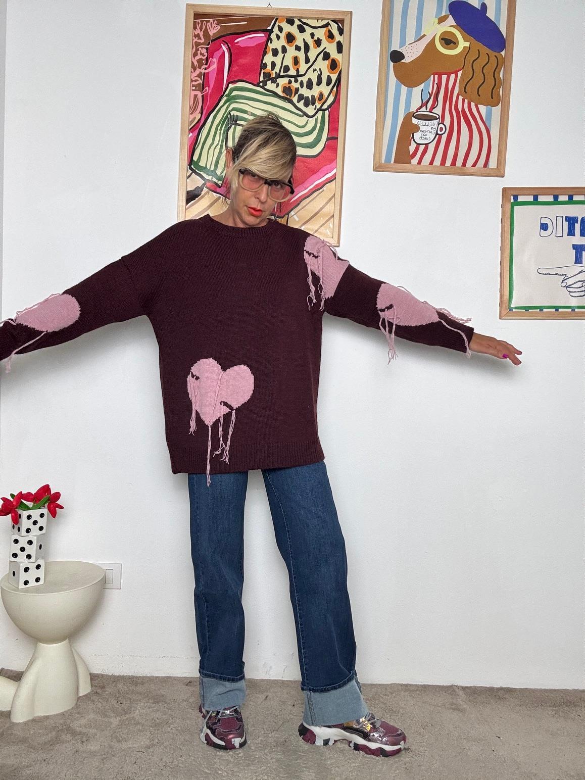 DEJA VU - Maglia oversize con cuori rosa  stile casual romantico BORDEAUX A25SS401/ BORDEAUX DEJA VU 
