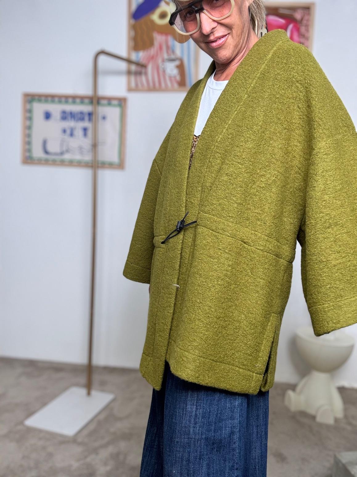 DEJA VU - Poncho donna stile kimono  Essenziale fuori, sorprendente dentro A25LU602/ CEDRO DEJA VU 