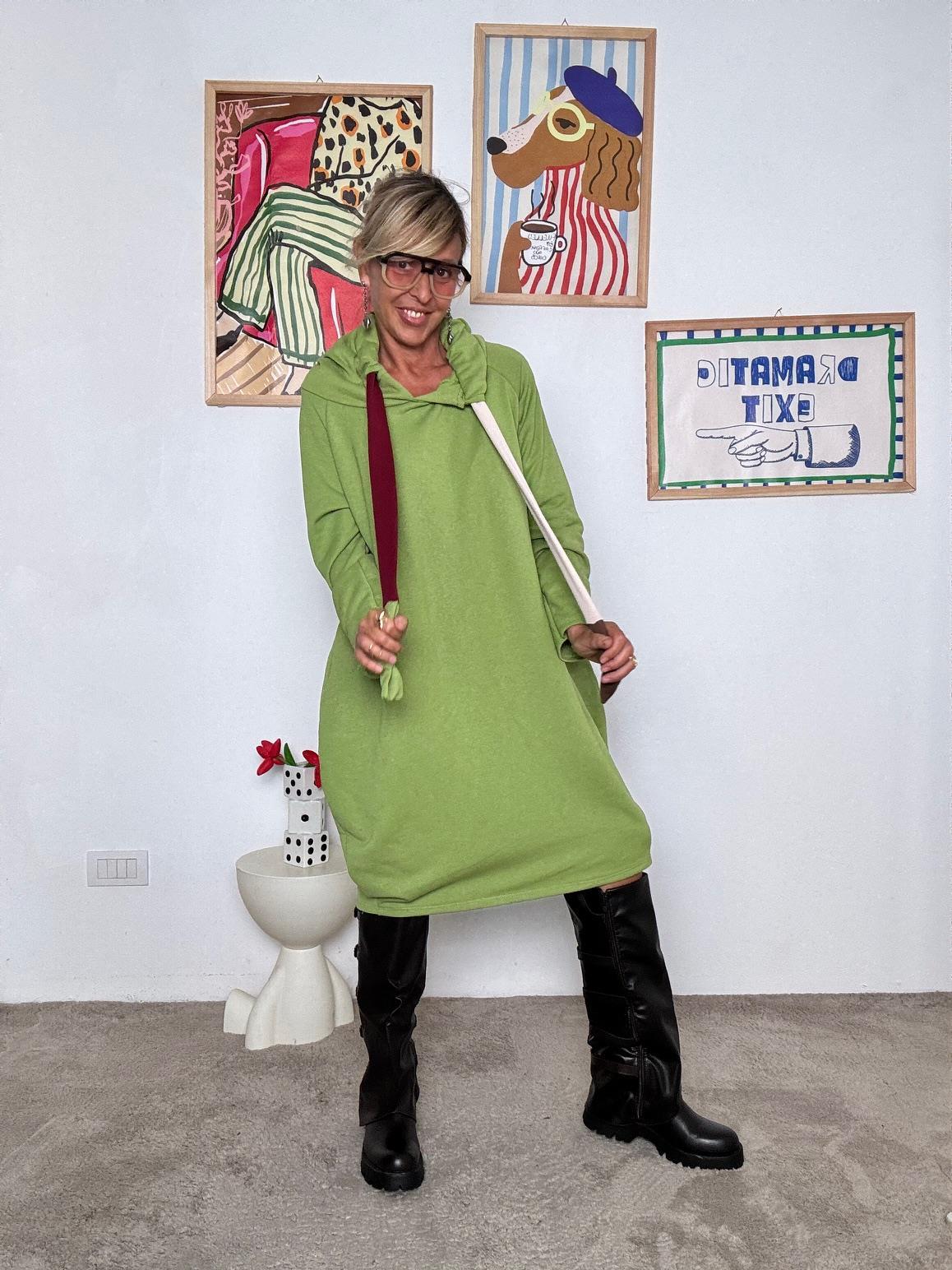 FEMALE - Abito felpa con cappuccio  comfy style e carattere urban verde A7200-F4/ VERDE FEMALE 