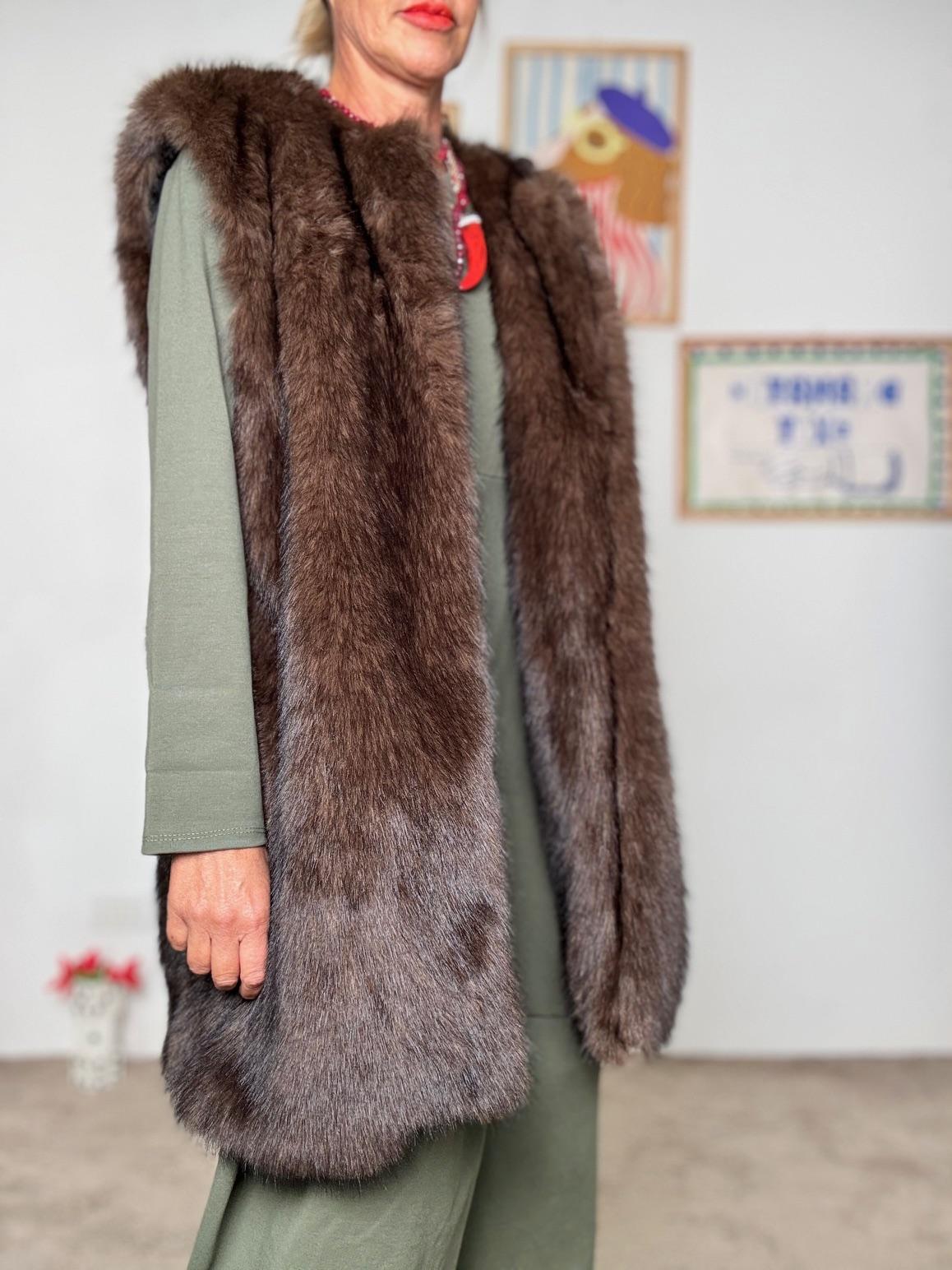 SUSY STAR - Gilet lungo in ecopelliccia: caldo, glamour e super versatile MORO STS7289/ MORO SUSY STAR 