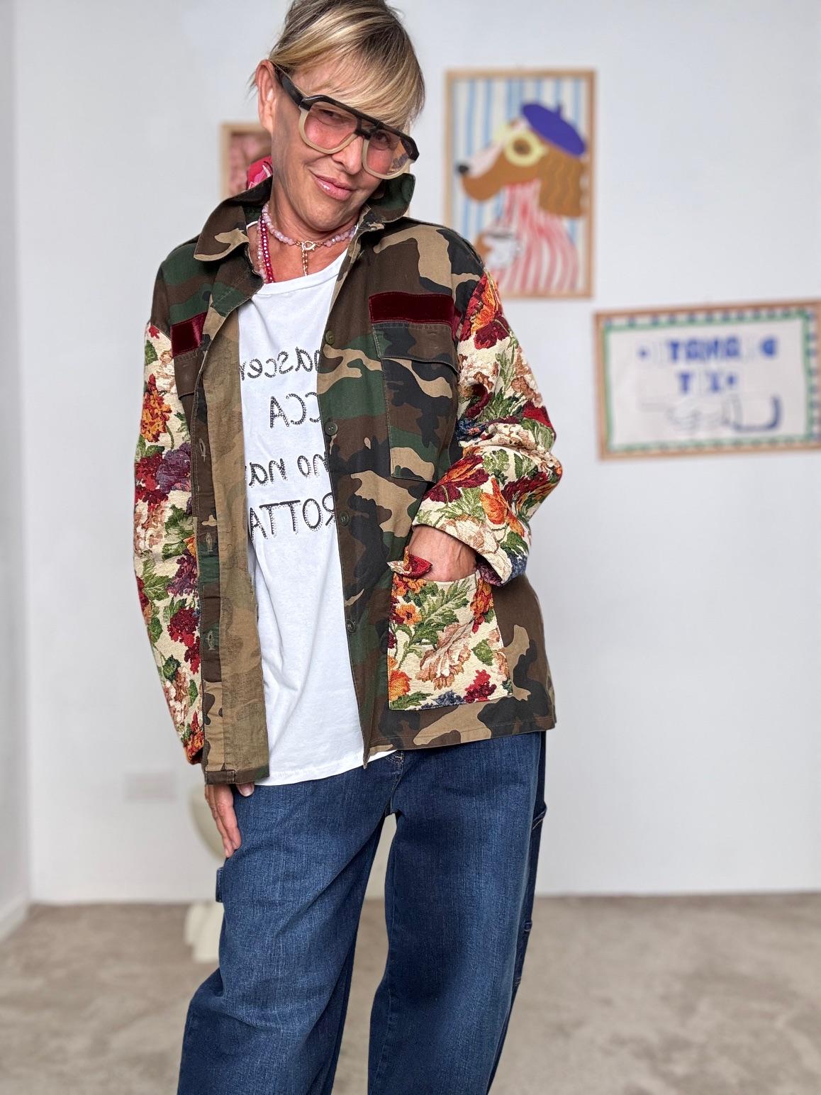 SUSY STAR - Giacca vintage donna camouflage con inserti floreali  unica, grintosa e super originale STSS2942/ MIMETICA SUSY STAR 