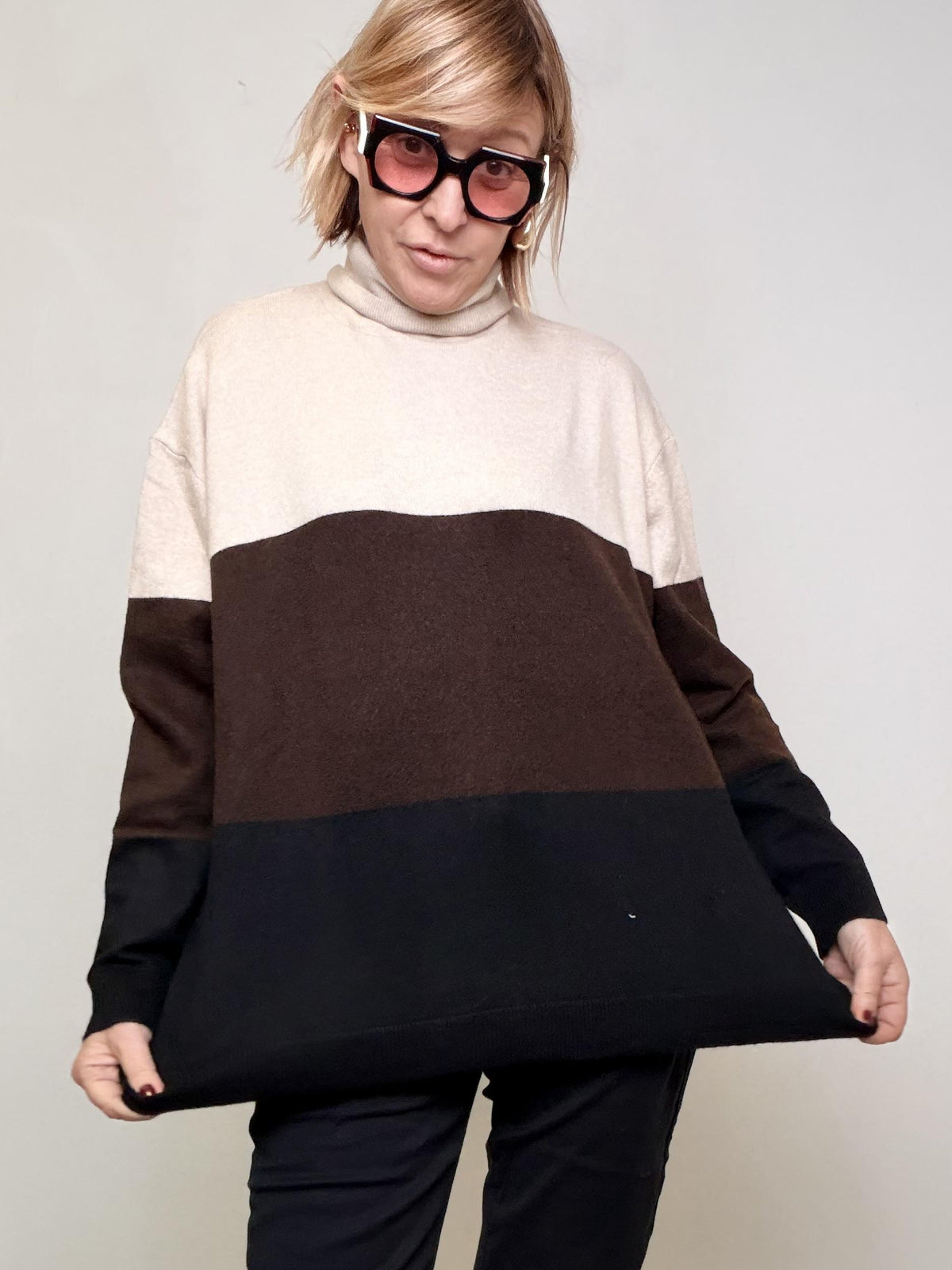 Maglia a blocchi di colore con collo morbido A25IL416/ BEIGE DEJA VU 