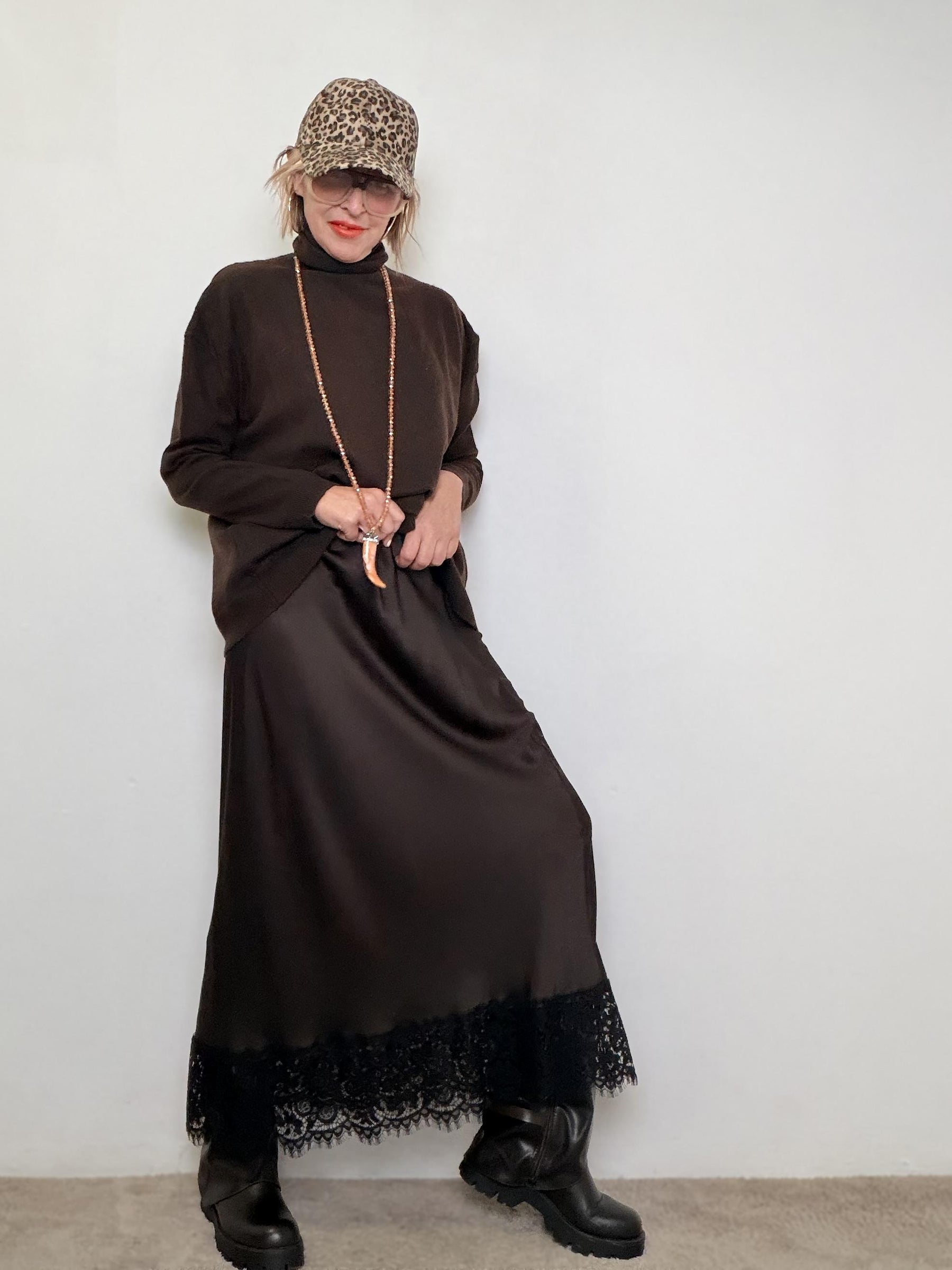 MAGLIA OVERSIZE BROWN COCOON  Minimal ma con carattere STK389/ MORO SUSY STAR 