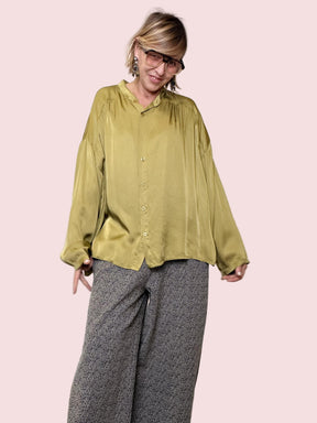 DEJA VU - Camicia oversize in satin color olio  eleganza comfy e dimpatto A25LU102/ OLIO DEJA VU 