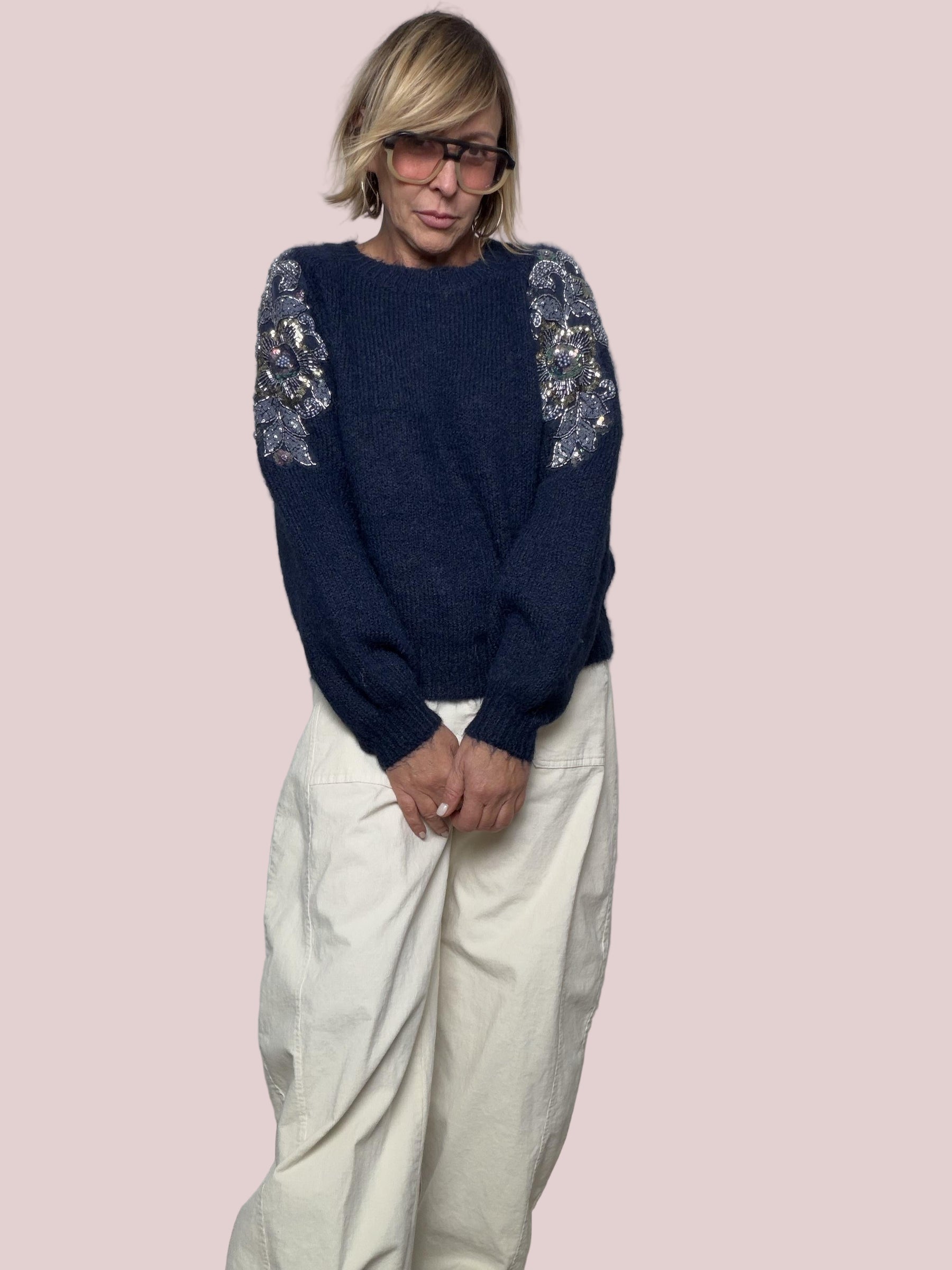 PHILIA LOFT - MAGLIA MORBIDA CON APPLICAZIONI GIOIELLO SULLE MANICHE  SOFISTICATA, CALDA, SCENOGRAFICA D01N0060/ BLU PHILIA LOFT 