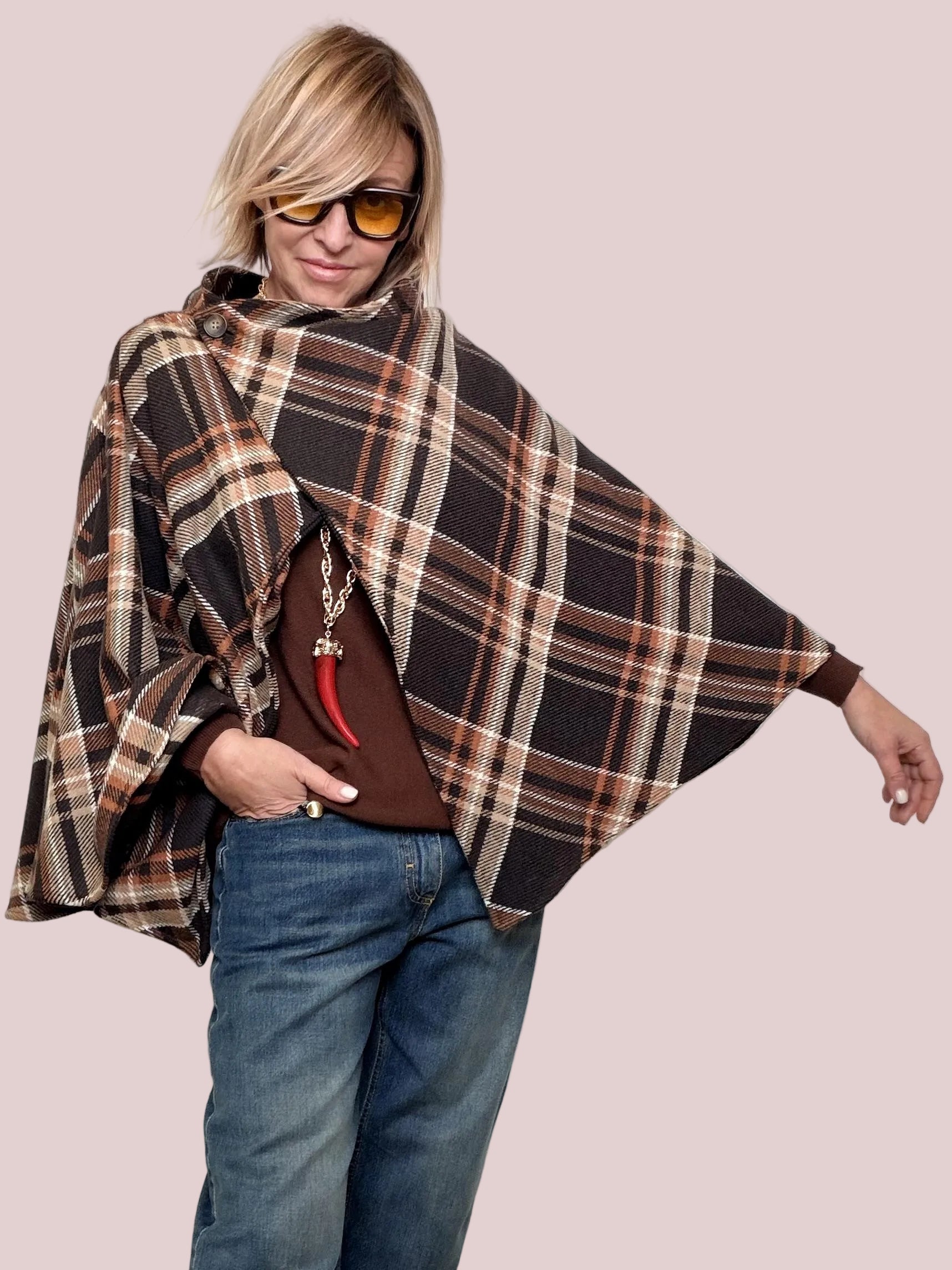 FEMALE - Mantella scozzese avvolgente  il capo che risolve ogni outfit in un secondo G60488/ MORO FEMALE 