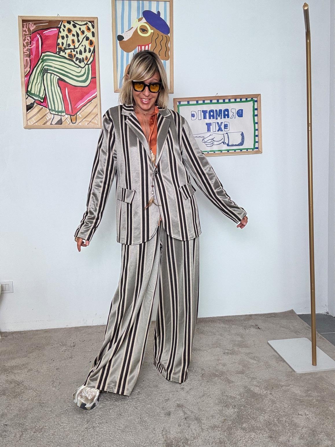 DEJA VU - Giacca lunga a righe verticali  eleganza moderna e stile versatile A25RU603/ RIGA DEJA VU 