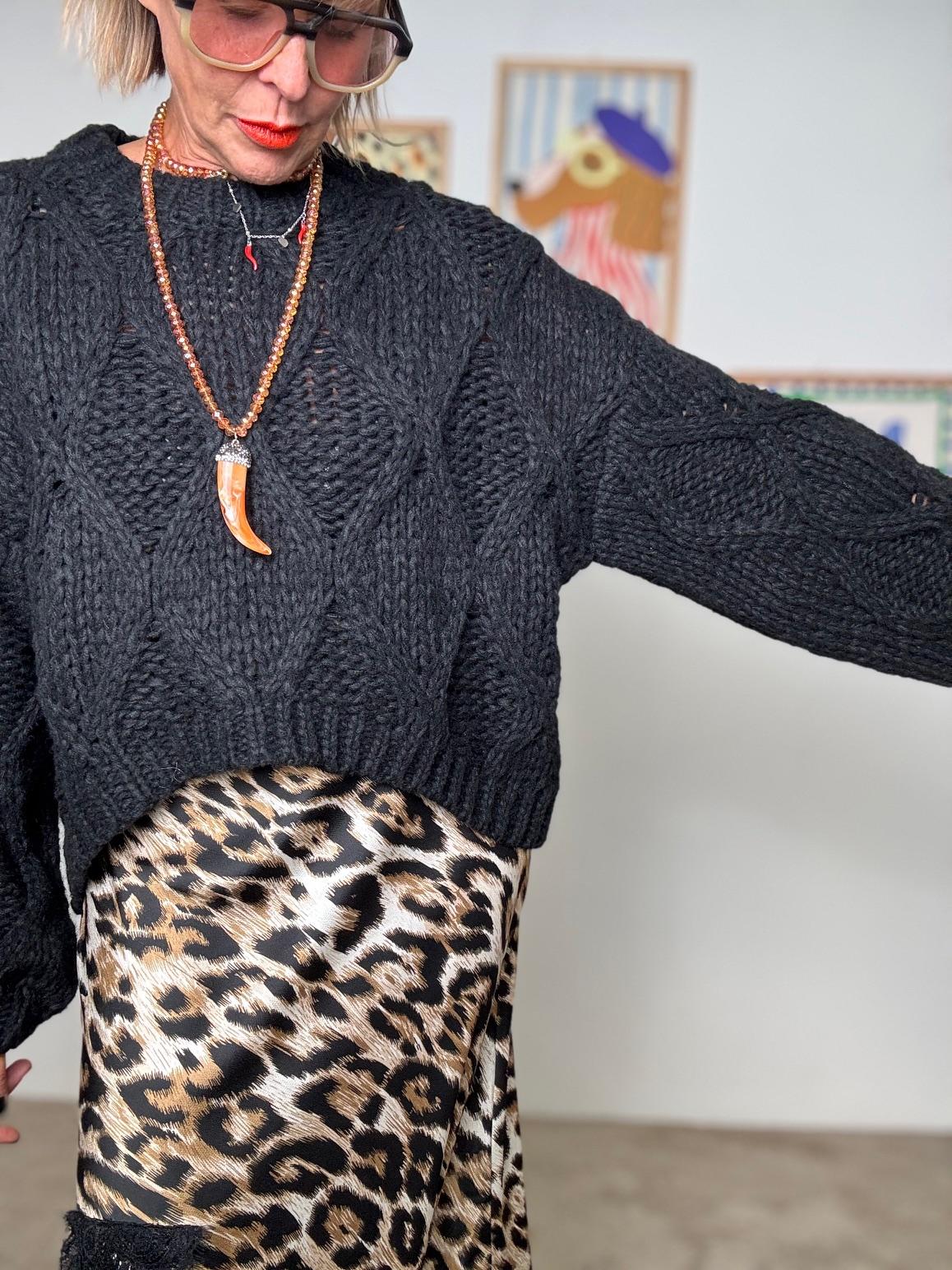 FEMALE - Maglia lavorata con retro più lungo NERA VA607/ NERO FEMALE 