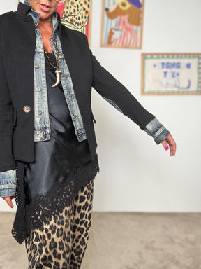 FEMALE - Giacca nera con profili in jeans  eleganza versatile con un tocco grintoso Z101/ NERO FEMALE 