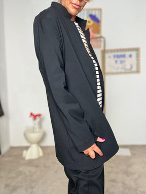 DEJA VU -  Giacca in bengalina  eleganza pratica e stile contemporaneo nero A25UN605/ NERO DEJA VU 