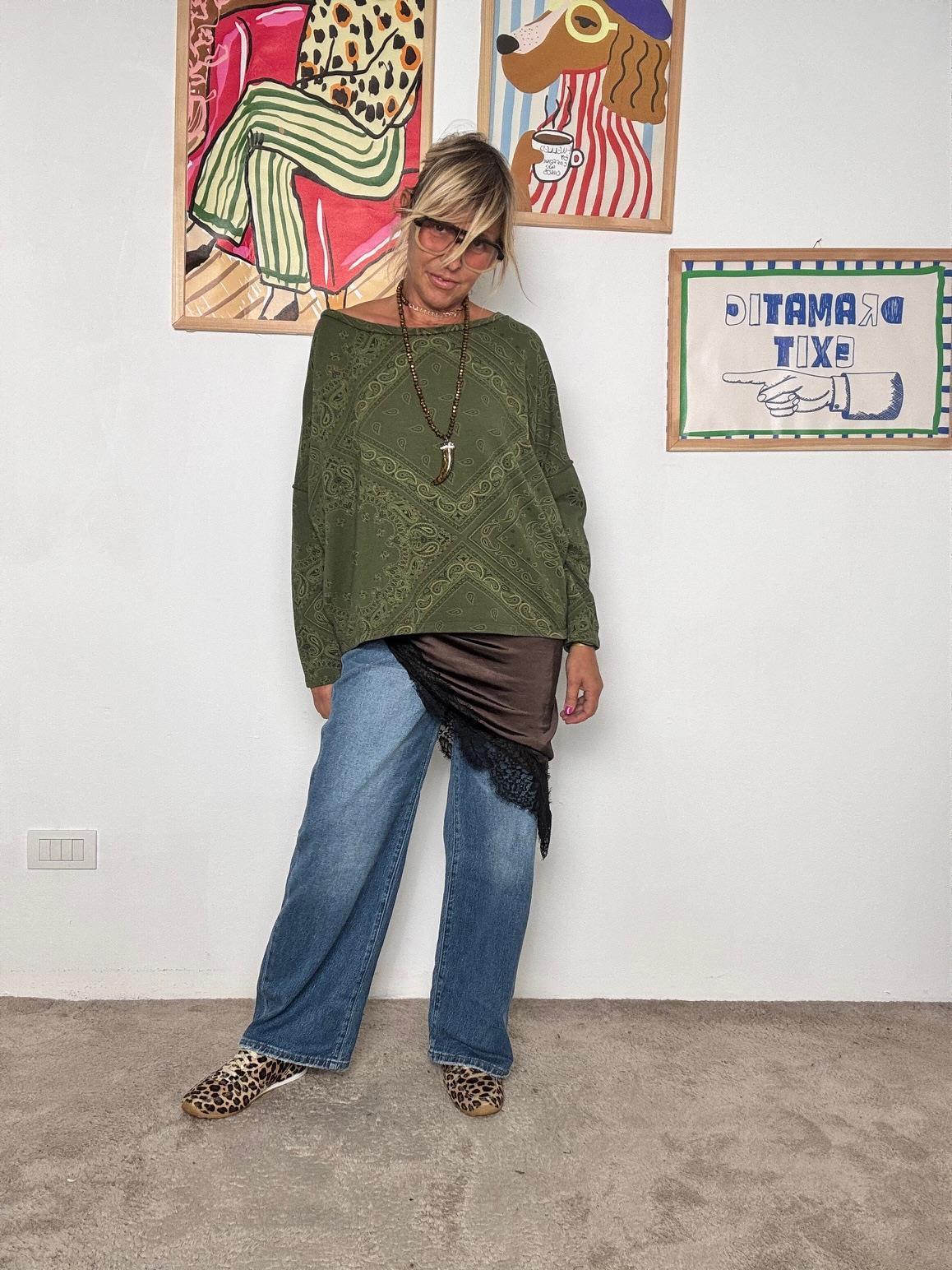 FEMALE - Felpa verde oversize con motivo bandana  comoda, trendy e super versatile N1614/ VERDE FEMALE 