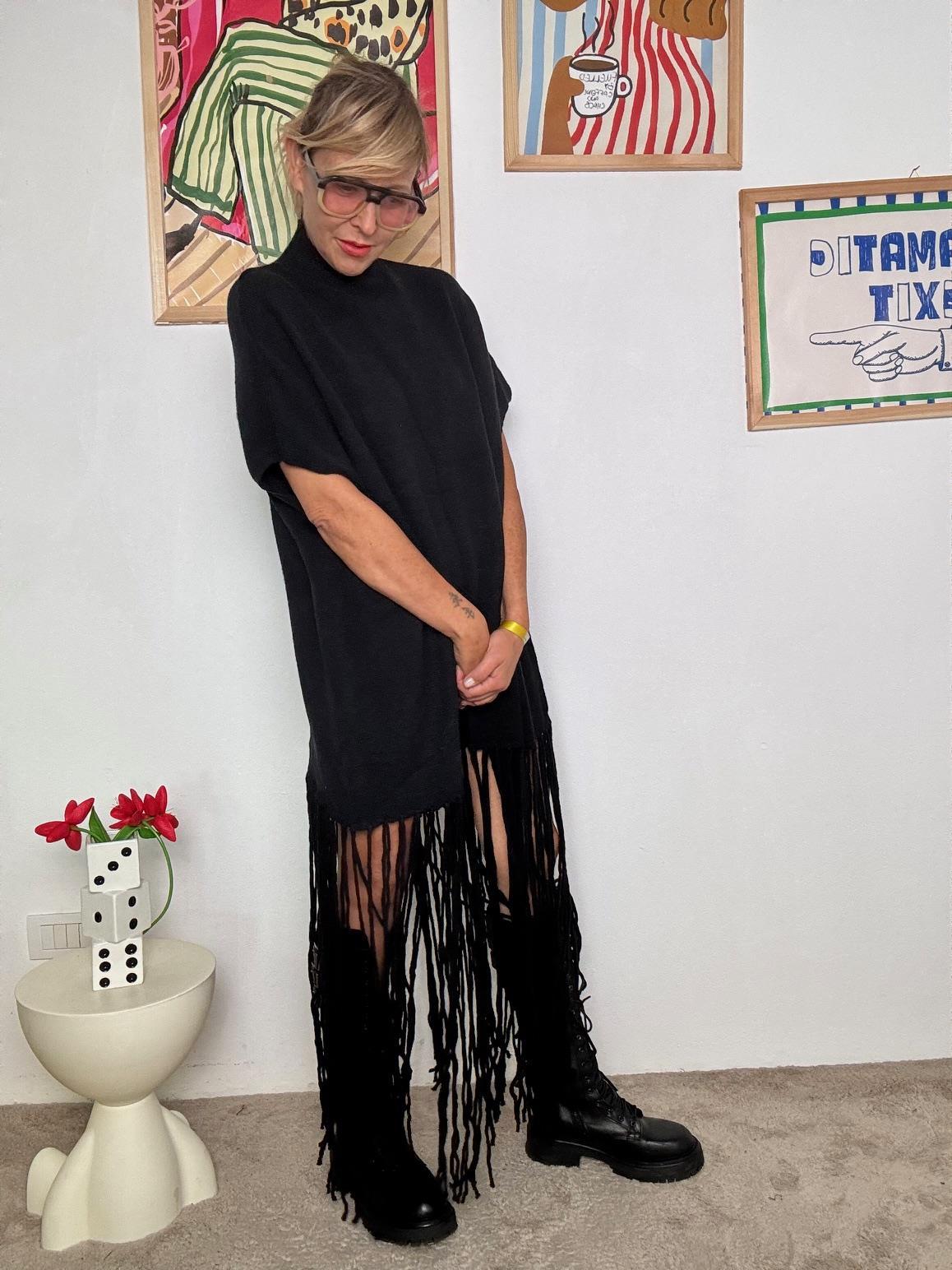 FEMALE - Abito Poncho con Maxi Frange  Boho, Morbido, Super Scenografico! ZM35098/ NERO FEMALE 