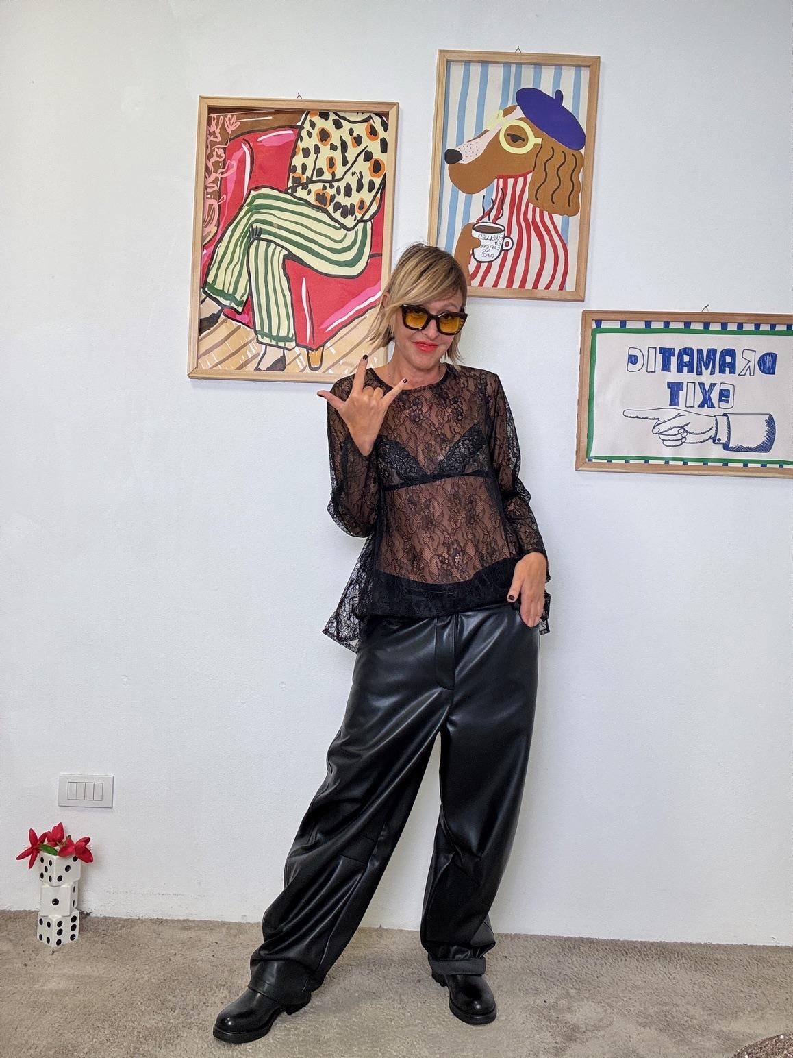 DEJA VU - Maglia in pizzo over dal fascino sensuale nero A25AN407/ NERO DEJA VU 