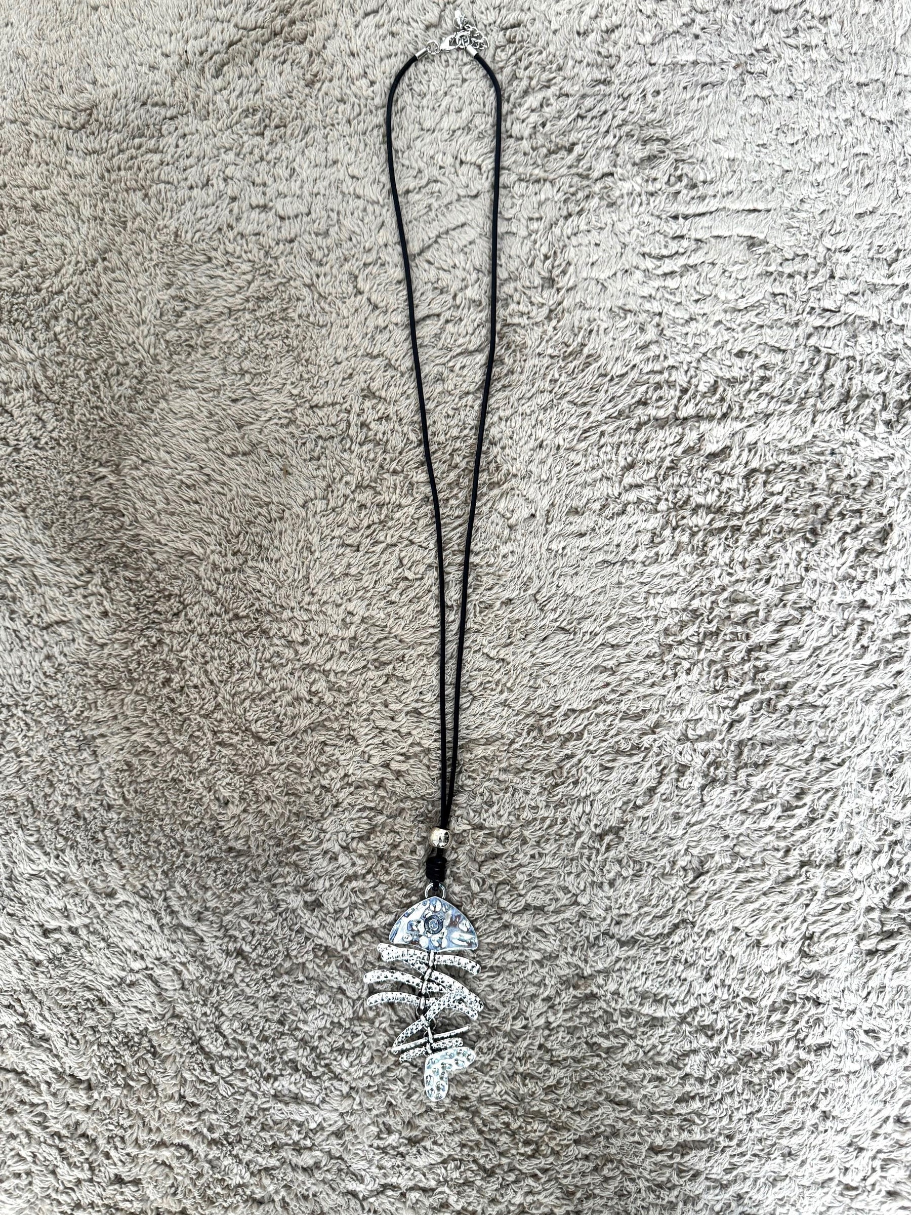 FEMALE - Collana con ciondolo lisca  simbolo di saggezza e stile boho-chic LISCA/ ARGENTO FEMALE 