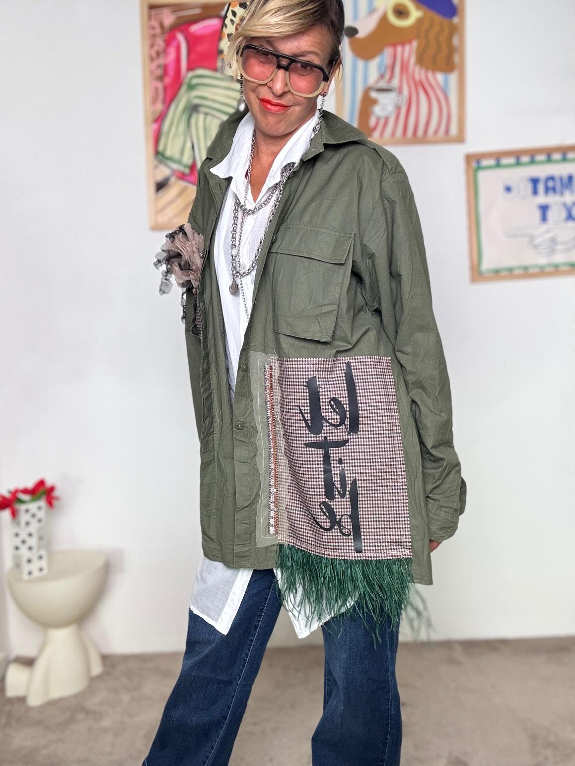 SUSY STAR - Giacca vintage verde militare con patch e dettagli unici  stile urban creativo STS7284/ VERDE SUSY STAR 