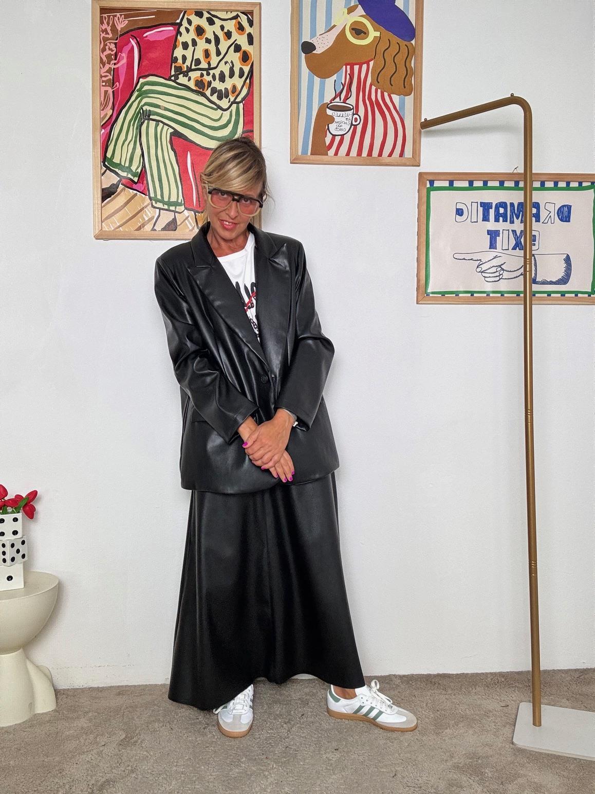 SUSY STAR - Giacca lunga in ecopelle nera donna  grintosa, moderna e super versatile STSP1104/ NERO SUSY STAR 