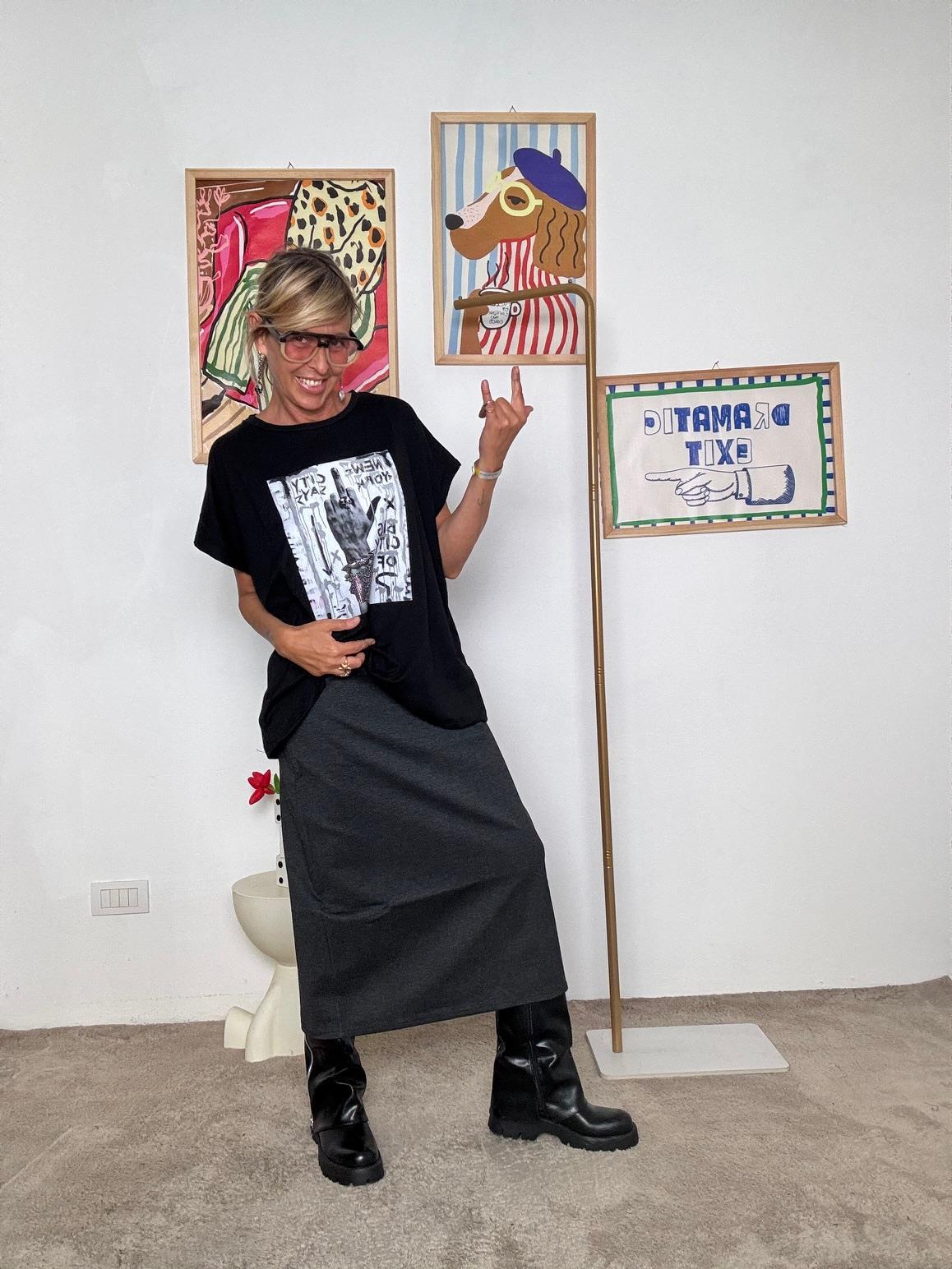 SUSY STAR - T-shirt oversize donna con stampa grafica  look casual e creativo nera STM260/ NERO SUSY STAR 