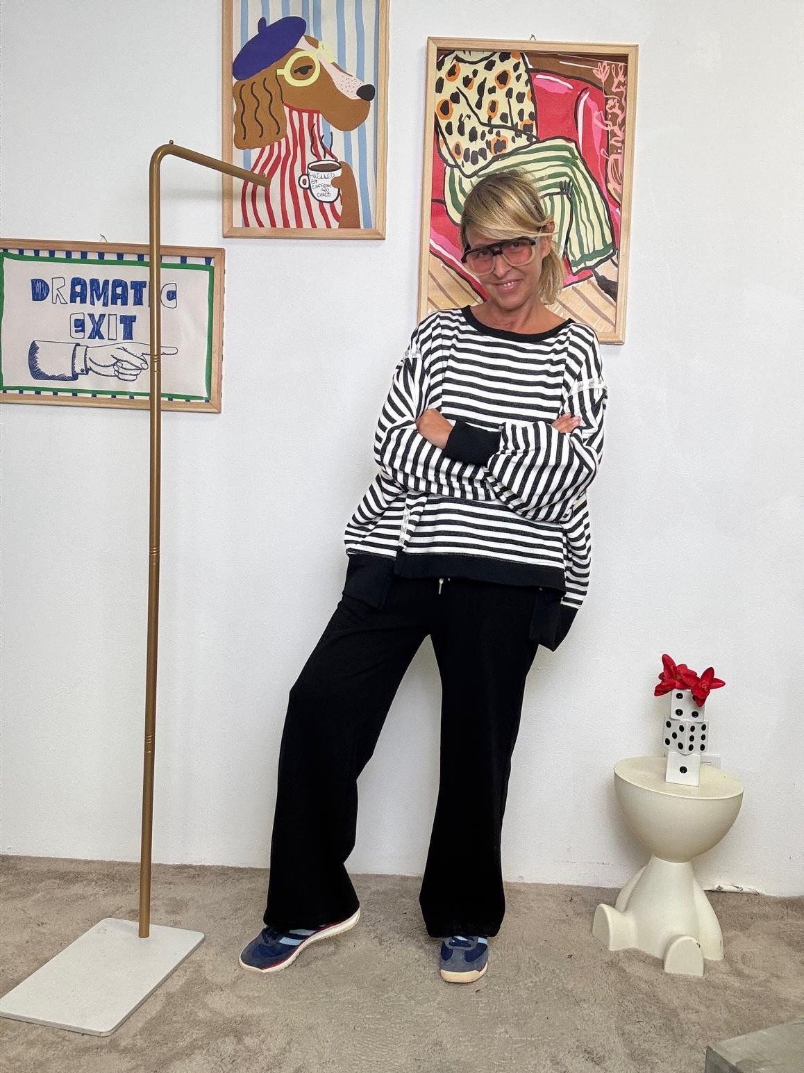 FEMALE - Felpa oversize a righe  Il mix perfetto tra coccola e stile riga nera R51229/ RIGA NERO FEMALE 