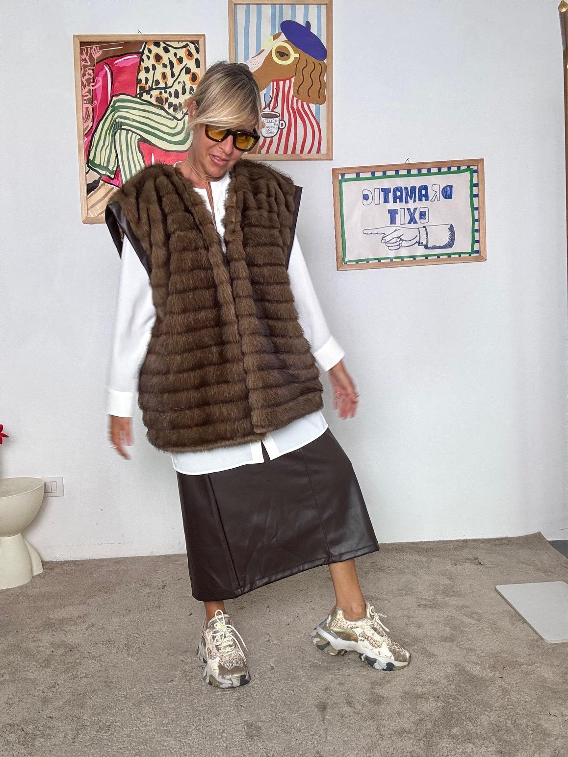 DEJA VU - Gilet in ecopelliccia marrone  morbidezza e stile senza tempo A25LU603/ MORO DEJA VU 