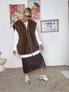 DEJA VU - Gilet in ecopelliccia marrone  morbidezza e stile senza tempo A25LU603/ MORO DEJA VU 