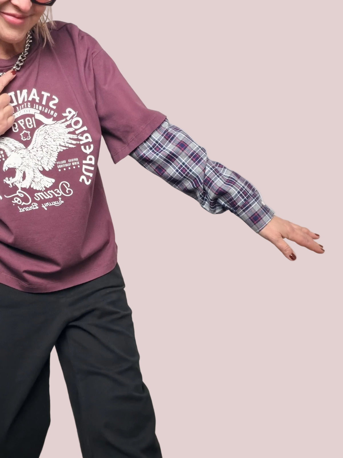 T-shirt effetto layered con stampa grintosa con collana vino D01E0634/ VINO PHILIA LOFT 