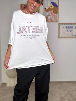 DEJA VU - T-shirt bianca oversize con stampa METAL  Stile casual e ironico A25AP402/ BIANCO DEJA VU 
