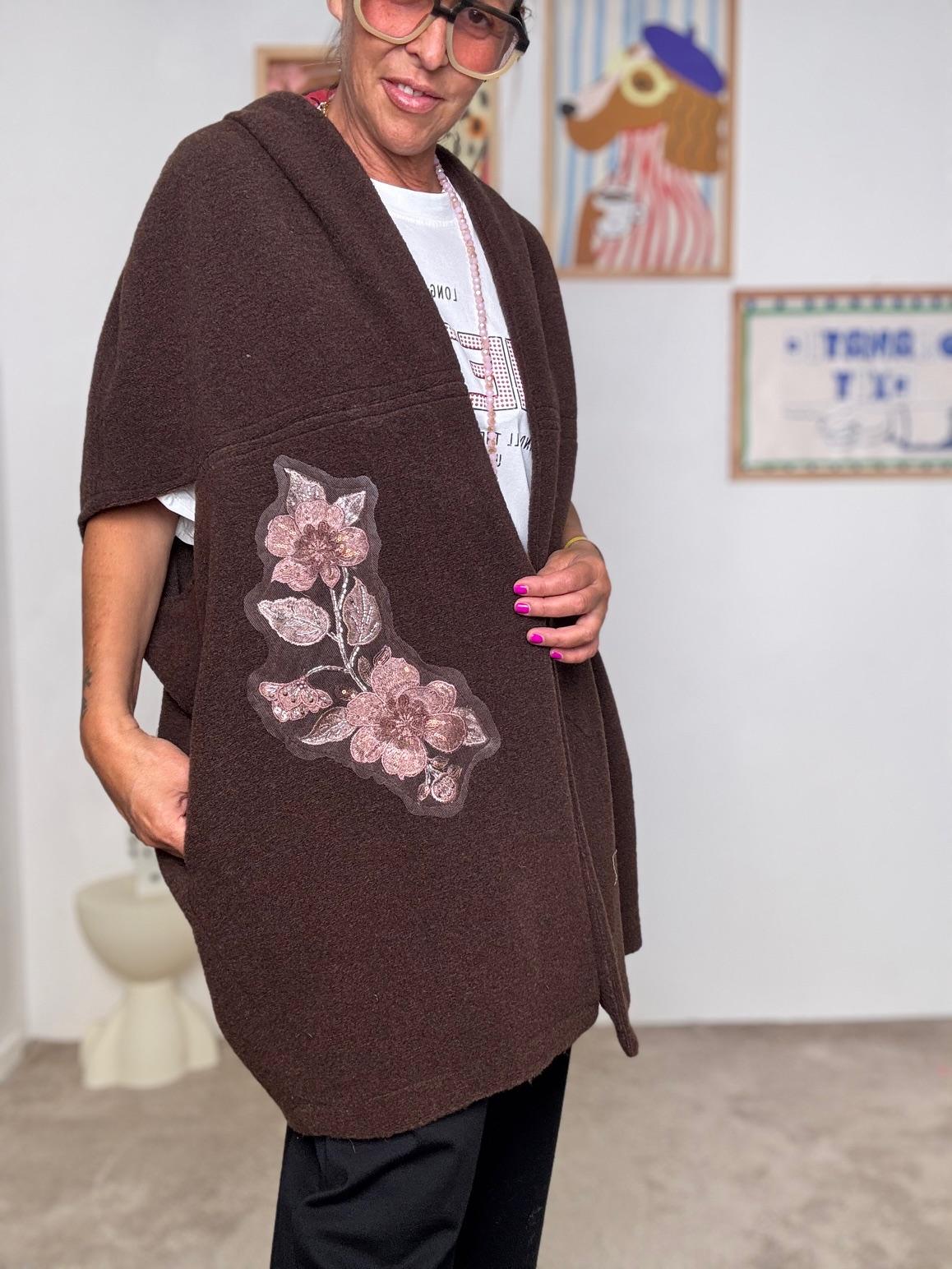 DEJA VU - Gilet lungo rosa con ricamo floreale  Stile cozy e dettagli unici MORO A25RH801/ MORO DEJA VU 