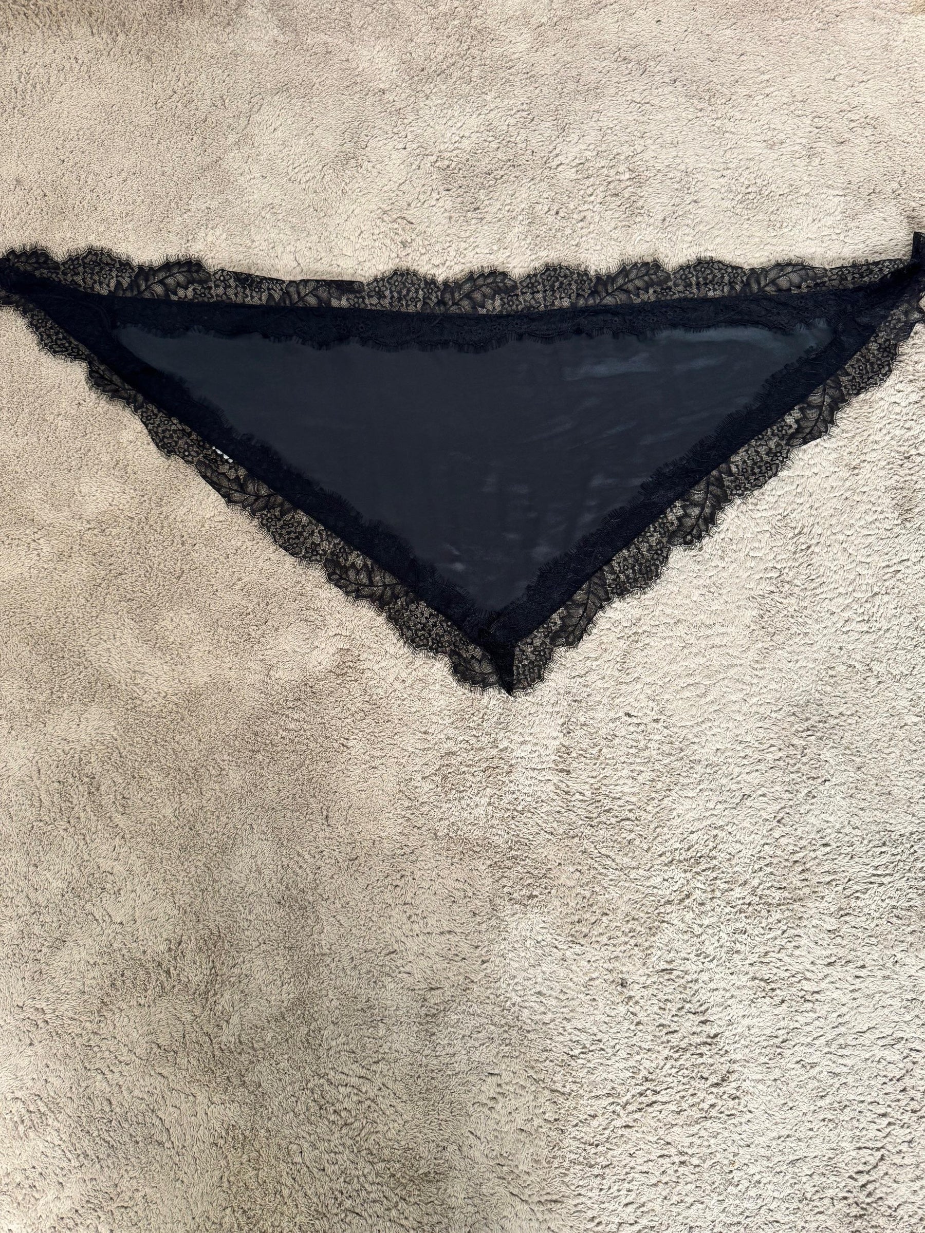 FEMALE - Foulard triangolare in raso con nero pizzo  dettaglio chic per i tuoi outfit N109/ NERO FEMALE 