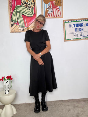 FEMALE - Abito nero con cintura  Eleganza semplice, effetto wow assicurato 37052KQC/ NERO FEMALE 