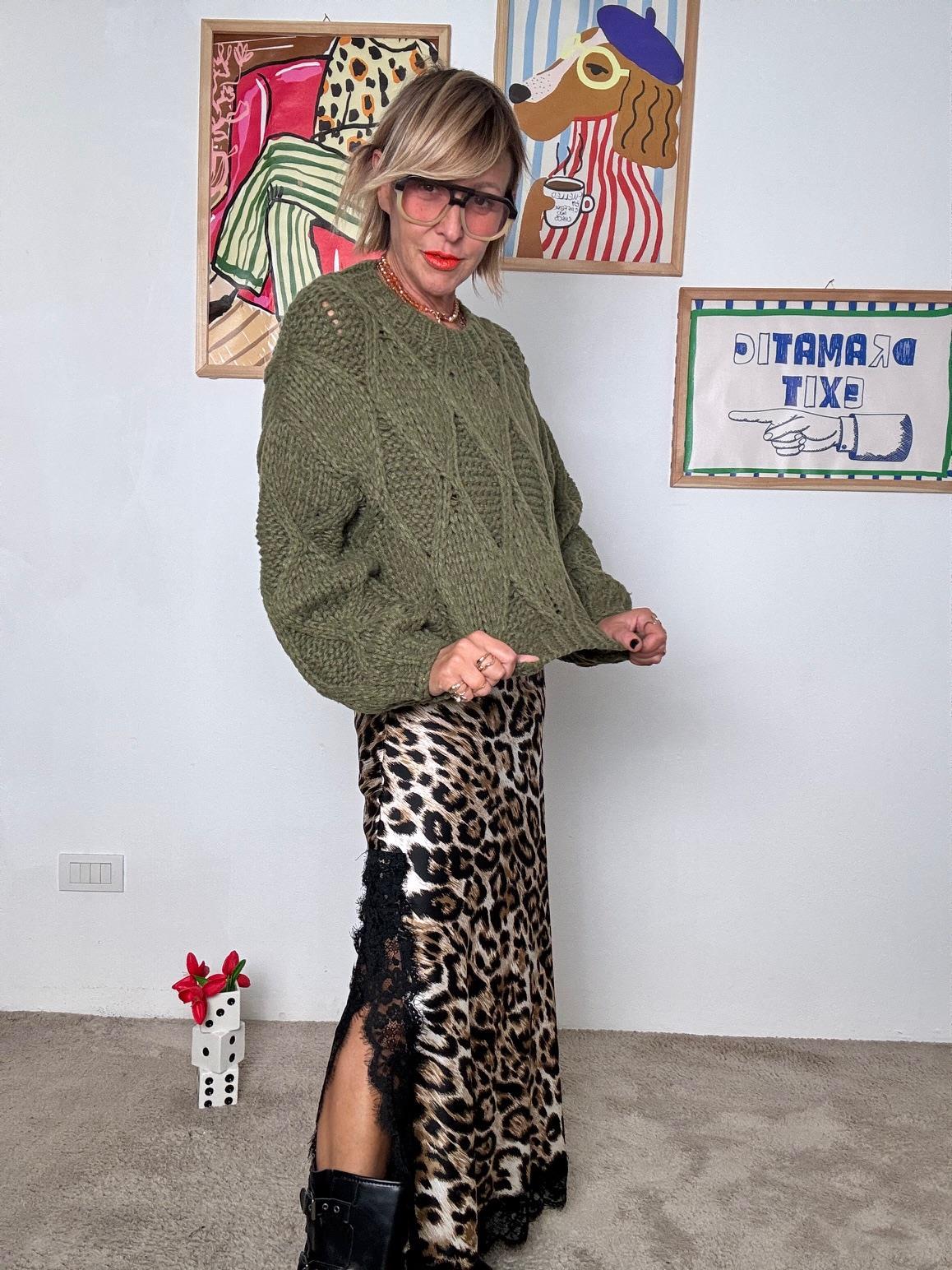 FEMALE - Maglia lavorata con retro più lungo OLIVA VA607/ OLIVA FEMALE 