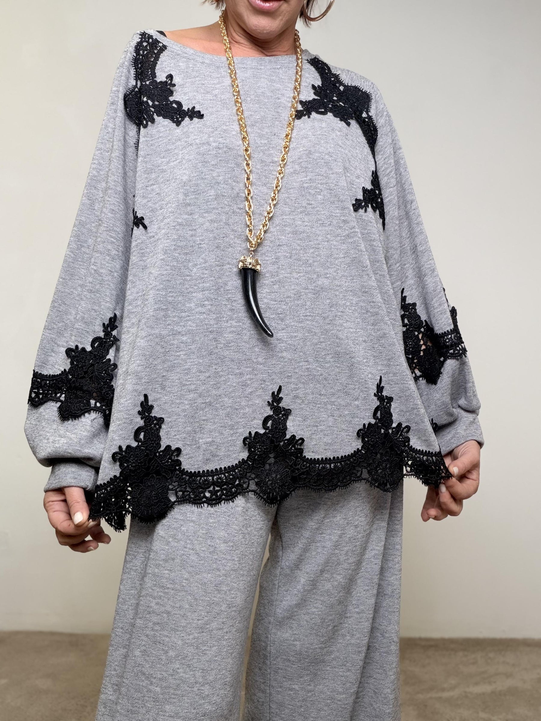 DEJA VU - Maglia Morbida con Inserti in Pizzo  Romantica, comoda e scenografica A25DL423/ GRIGIO DEJA VU 