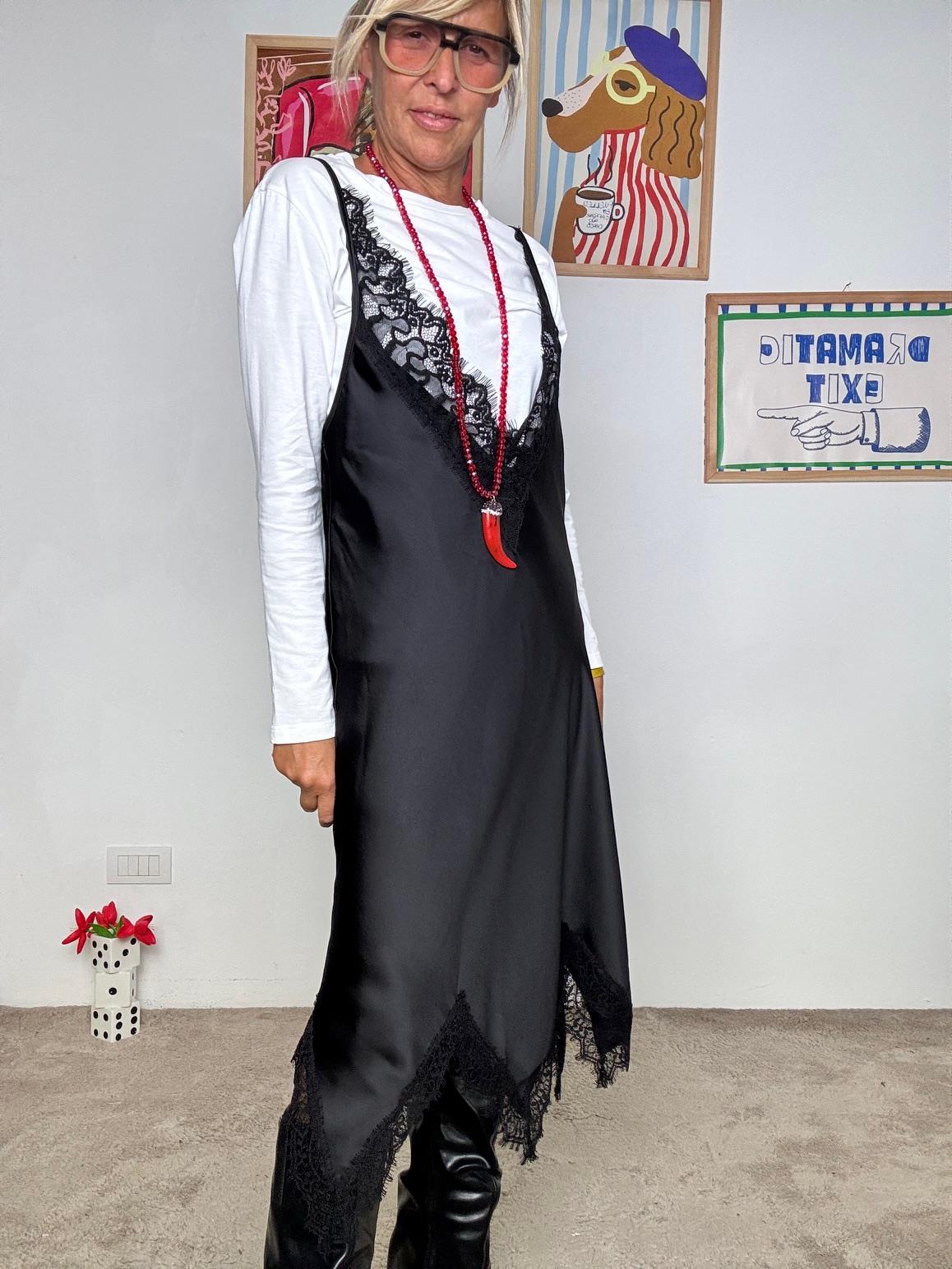 SOUVENIR . Abito con t-shirt compresa: praticità e stile in un solo look F38X1017/ NERO SOUVENIR 