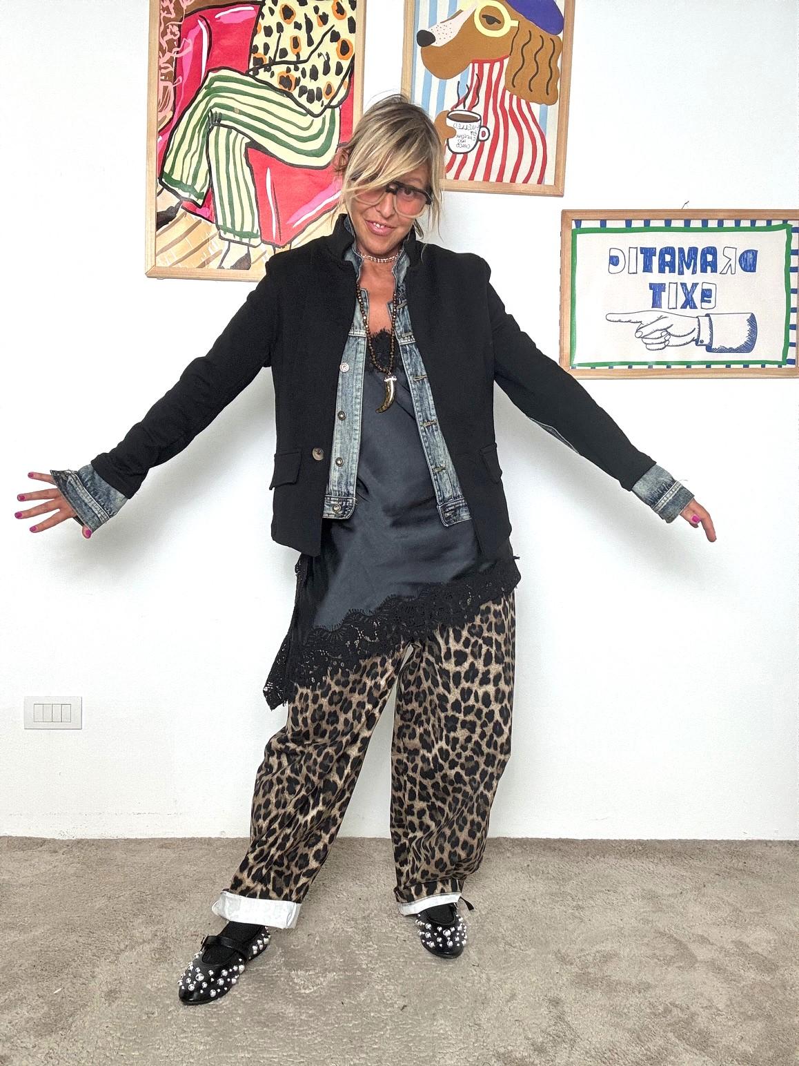 FEMALE - Giacca nera con profili in jeans  eleganza versatile con un tocco grintoso Z101/ NERO FEMALE 