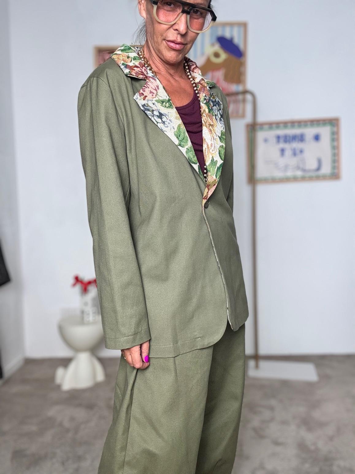 DEJA VU - Giacca verde con revers floreale  eleganza casual e spirito giocoso A25DL603/ VERDE DEJA VU 