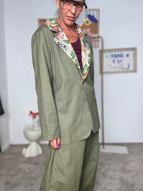 DEJA VU - Giacca verde con revers floreale  eleganza casual e spirito giocoso A25DL603/ VERDE DEJA VU 