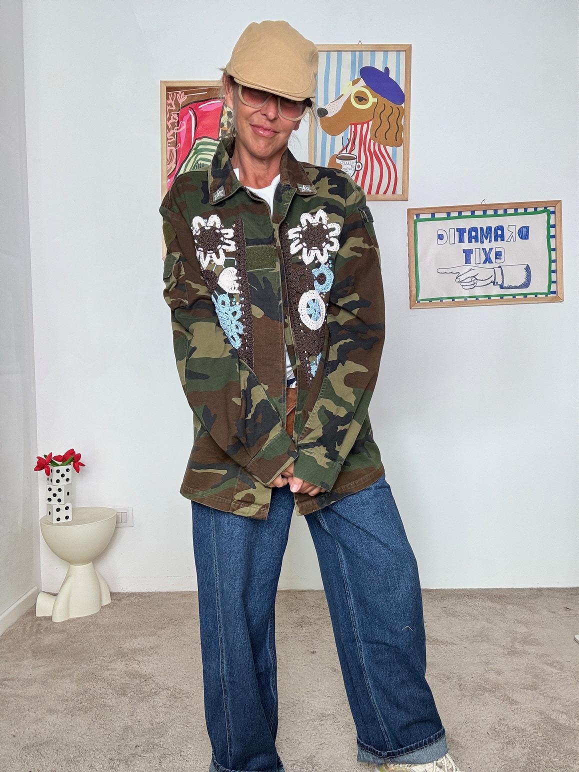 SUSY MIX - Giacca Camouflage Unisex con Ricami Floreali a Contrasto JSUSY64/ VERDE SUSY MIX 