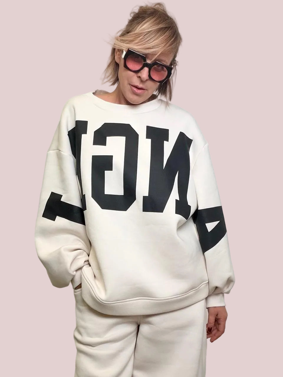 Felpa oversize super soft con maxi lettering M38F1607/ PANNA SOUVENIR 