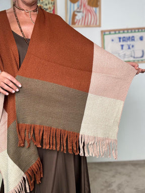 FEMALE -Mantella Abbraccio Nomade  A Quadri con Frange CO96001/ RUGGINE/ROSA FEMALE 