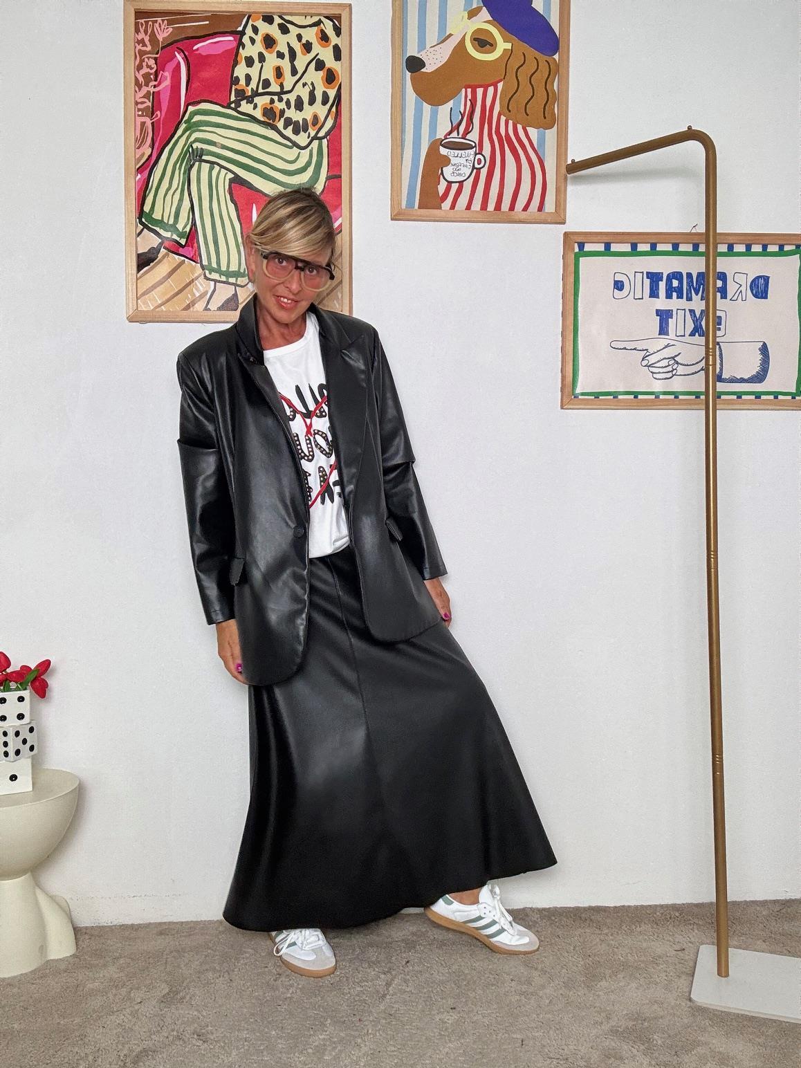 SUSY STAR - Giacca lunga in ecopelle nera donna  grintosa, moderna e super versatile STSP1104/ NERO SUSY STAR 