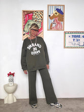 FEMALE - Pantalone ampio e comodo: stile minimal e contemporaneo verde R50075/ VERDE FEMALE 