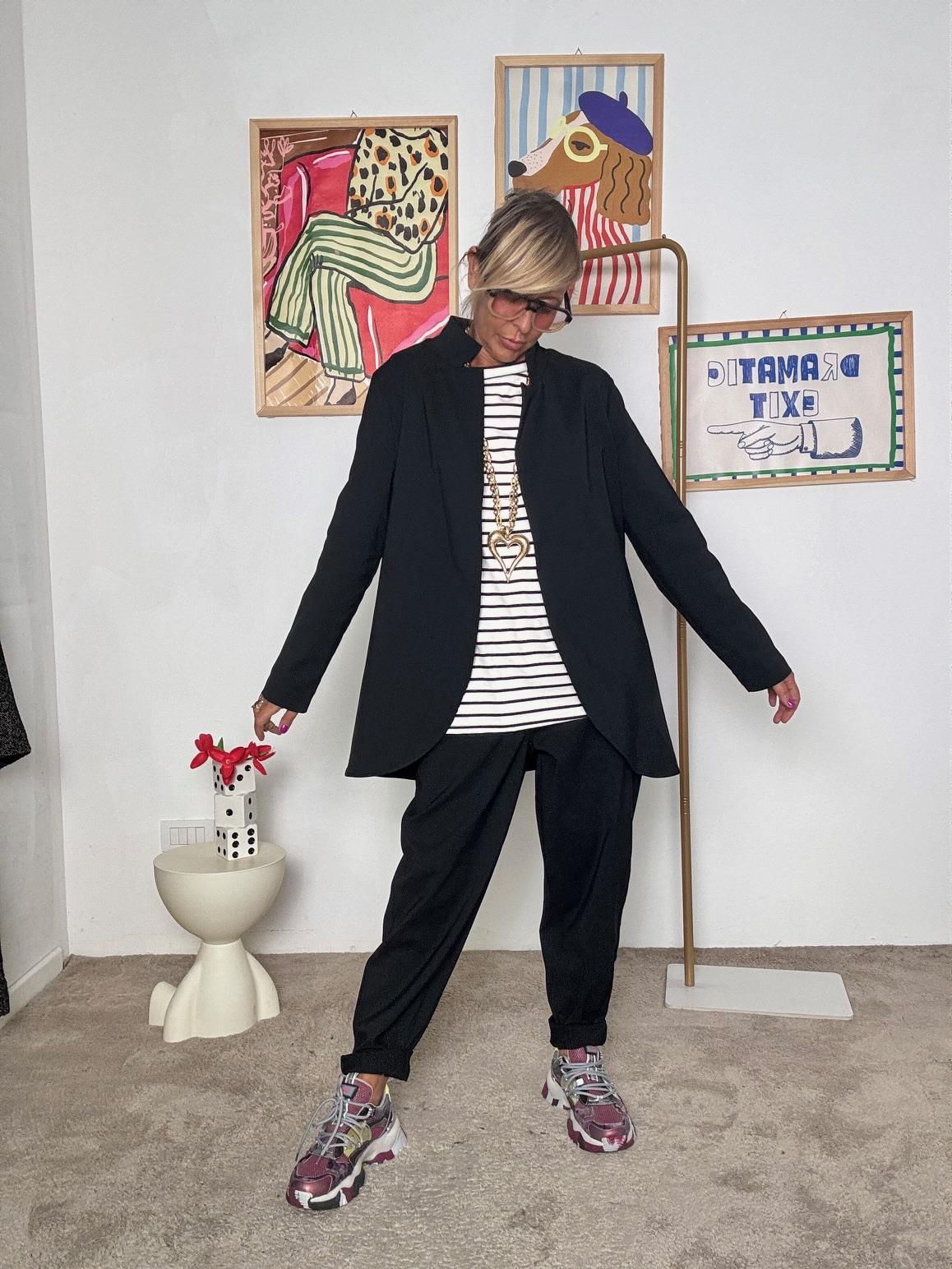 DEJA VU -  Giacca in bengalina  eleganza pratica e stile contemporaneo nero A25UN605/ NERO DEJA VU 