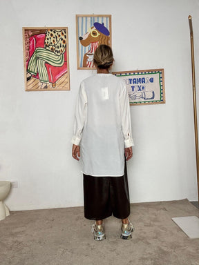 DEJA VU - Camicia lunga bianca oversize  eleganza minimal e comfort assoluto A25FL103/ BURRO DEJA VU 