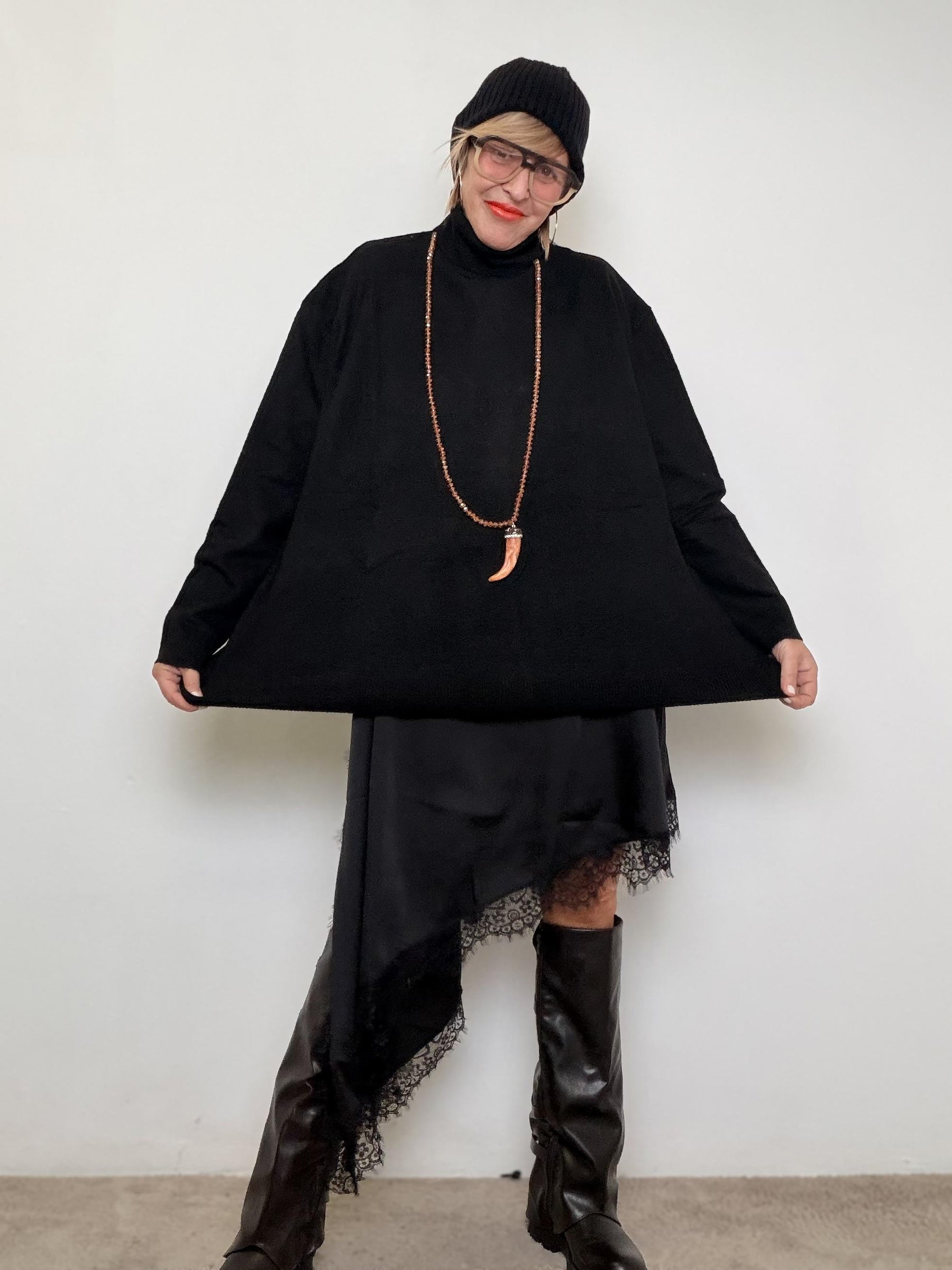 MAGLIA OVERSIZE BLACK COCOON  Minimal ma con carattere STK389/ NERO SUSY STAR 