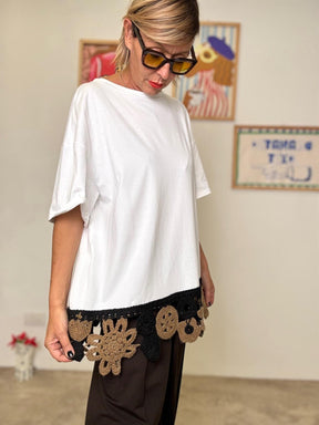 DEJA VU - T-shirt over con bordo crochet  Semplice ma con un twist handmade BIANCA A25DL413/ BIANCA DEJA VU 
